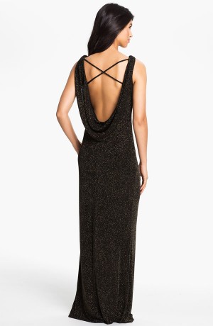 Черное платье с открытой спиной в коллекции  Chanel, BCBGMAXAZRIA, Valentino - фото