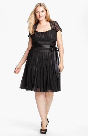 Коктейльное платье с черными вставками по бокам для полных женщин