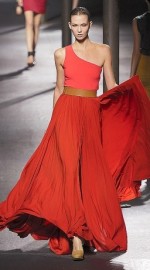 Красная модель платья очень элегантна