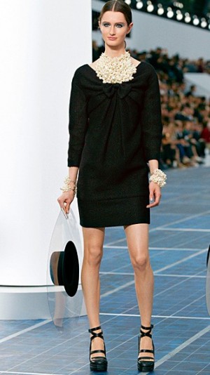элегантный вариант маленького черного платья с рукавом