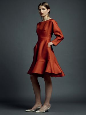 элегантный вариант красного платья с рукавом