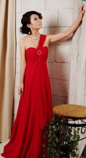 красное платье в греческом стиле с асимметричным верхом