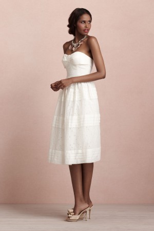 белое накрахмаленное платье